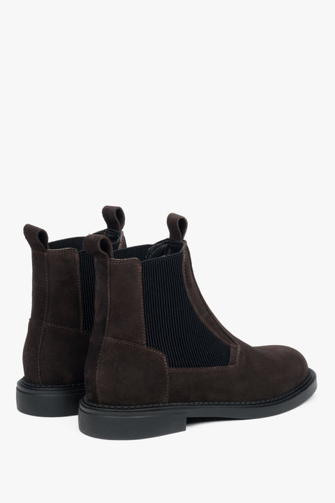 Dunkelbraune Chelsea-Boots für Damen aus natürlichem Velours von Estro – Nahaufnahme der Ferse.