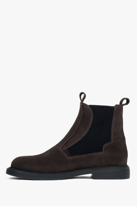 Damen Chelsea-Boots aus dunkelbraunem Velours – Seitenansicht des Schuhs.