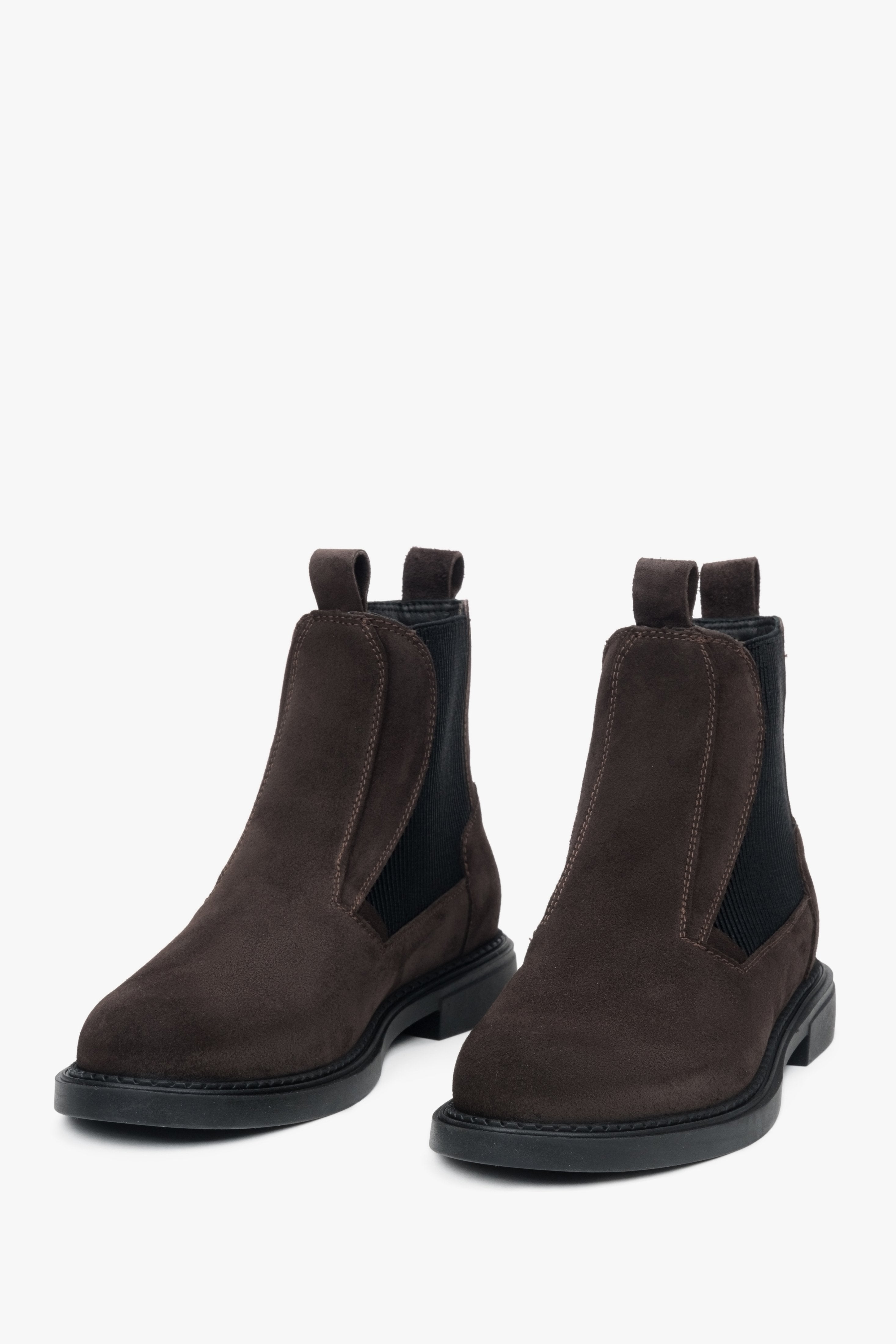 Damen Chelsea-Boots in Dunkelbraun von Estro – Frontalansicht.