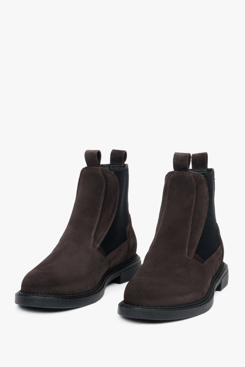 Damen Chelsea-Boots in Dunkelbraun von Estro – Frontalansicht.