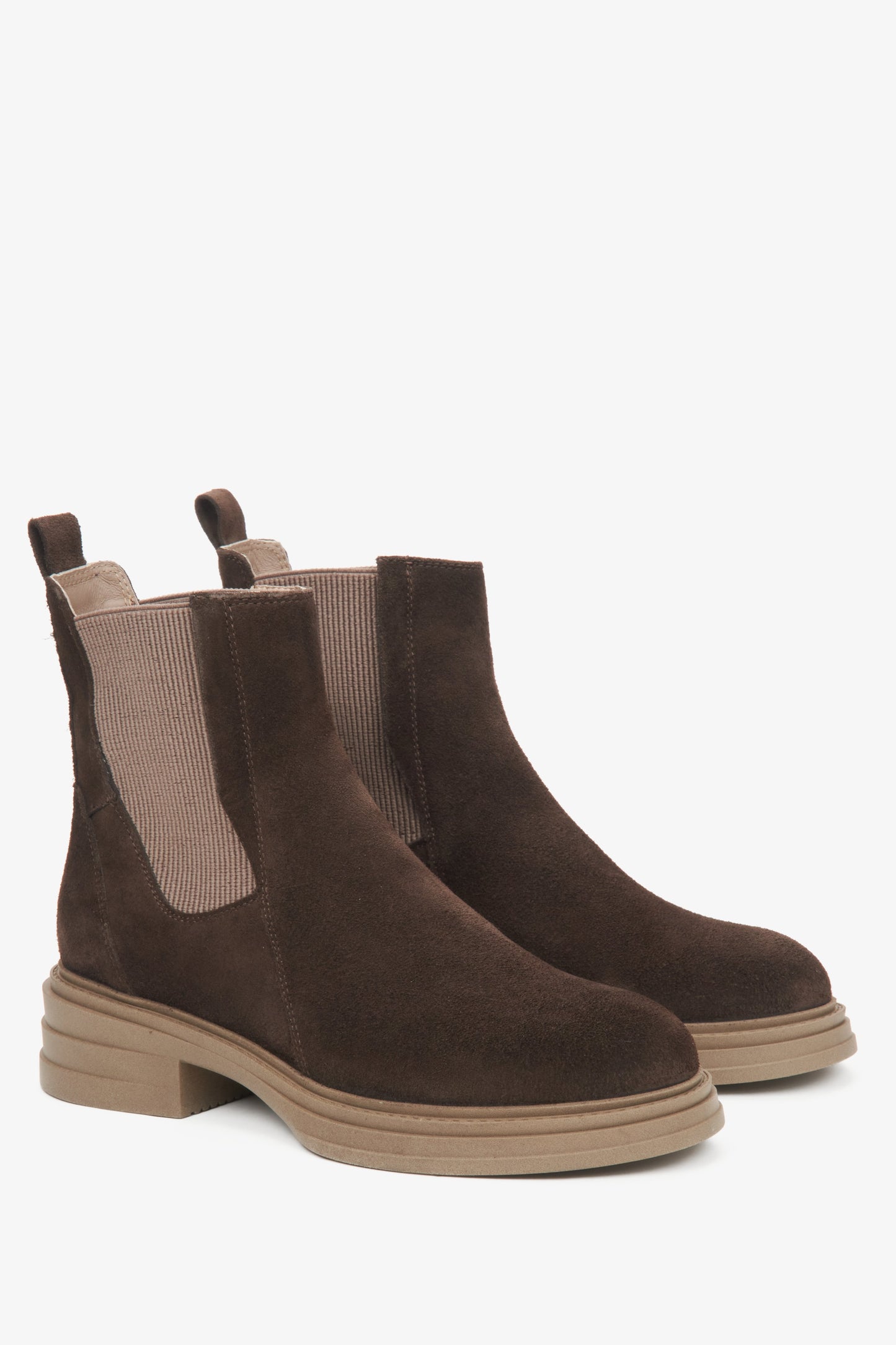 Damen-Chelsea-Boots aus dunkelbraunem Velours von Estro.