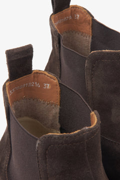 Braune Chelsea-Boots für Damen aus Velours von Estro – Detailansicht.