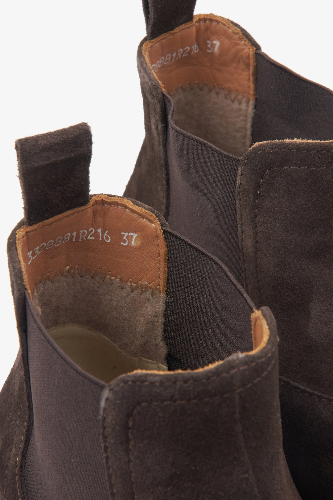 Braune Chelsea-Boots für Damen aus Velours von Estro – Detailansicht.