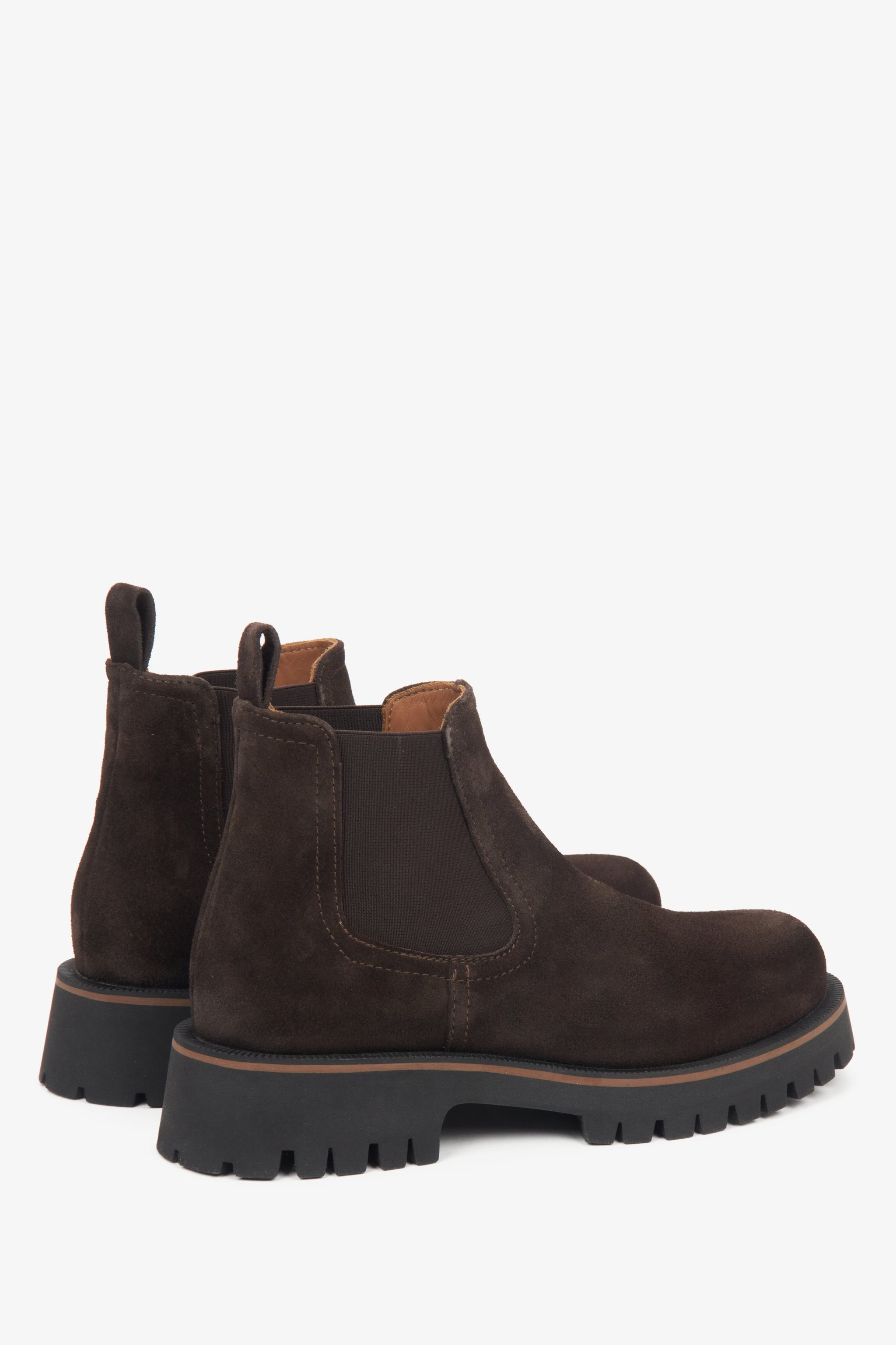 Dunkelbraune Damen-Chelsea-Boots aus hochwertigem italienischem Veloursleder – Premiumlinie von Estro – Nahaufnahme des Absatzes.