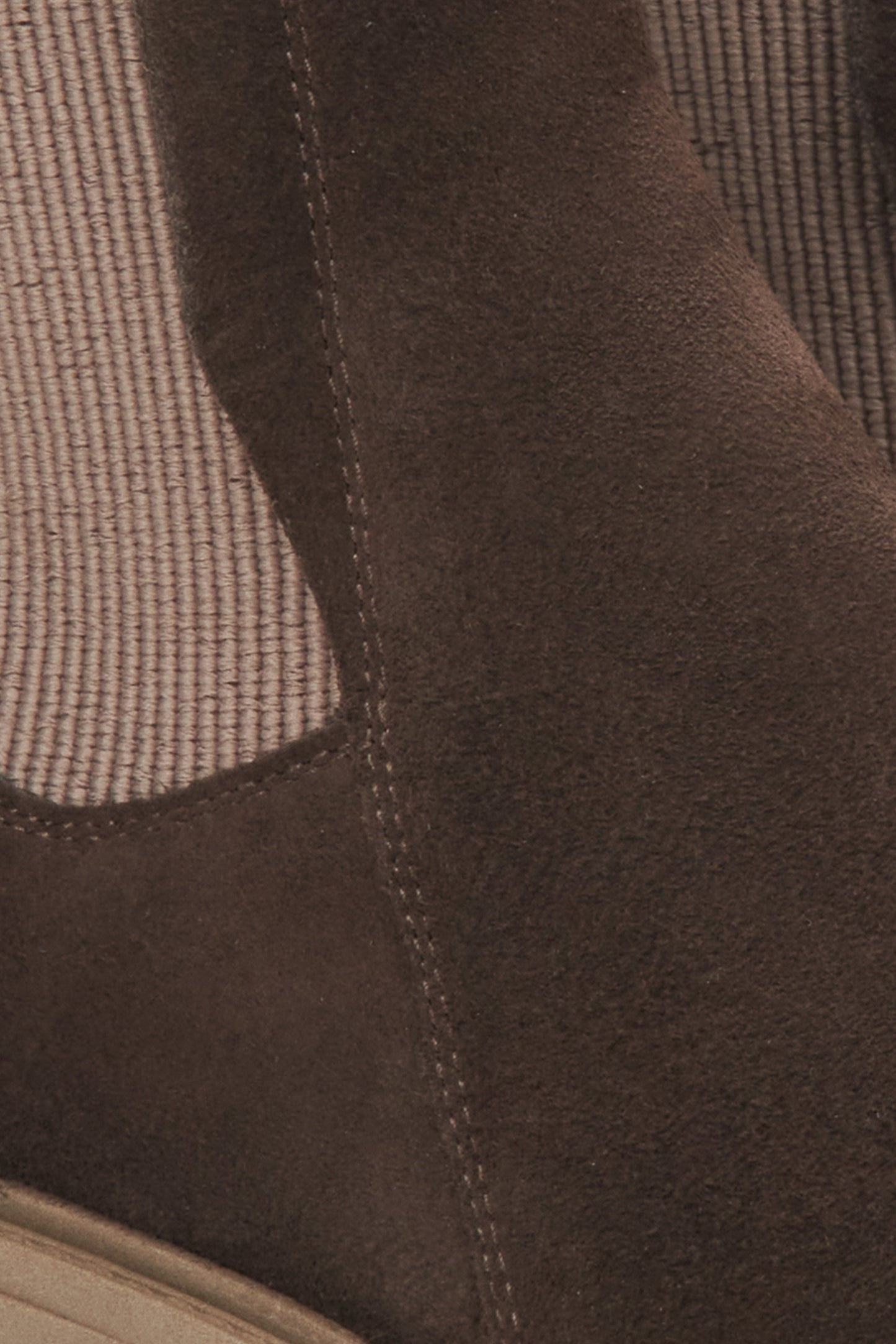 Damen-Chelsea-Boots aus dunkelbraunem Velours von Estro – Details.