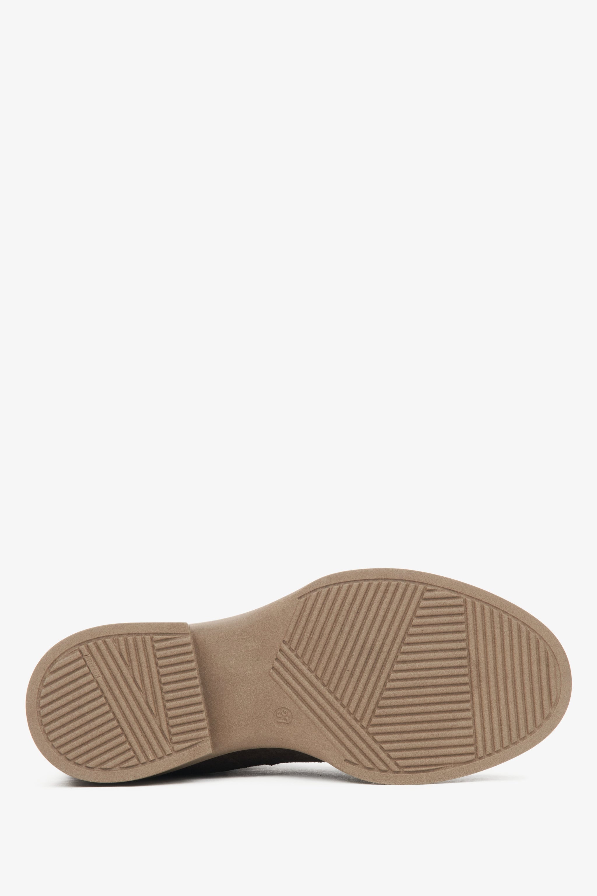 Dunkelbraune Chelsea-Boots aus Velours von Estro – Nahaufnahme der Sohle.