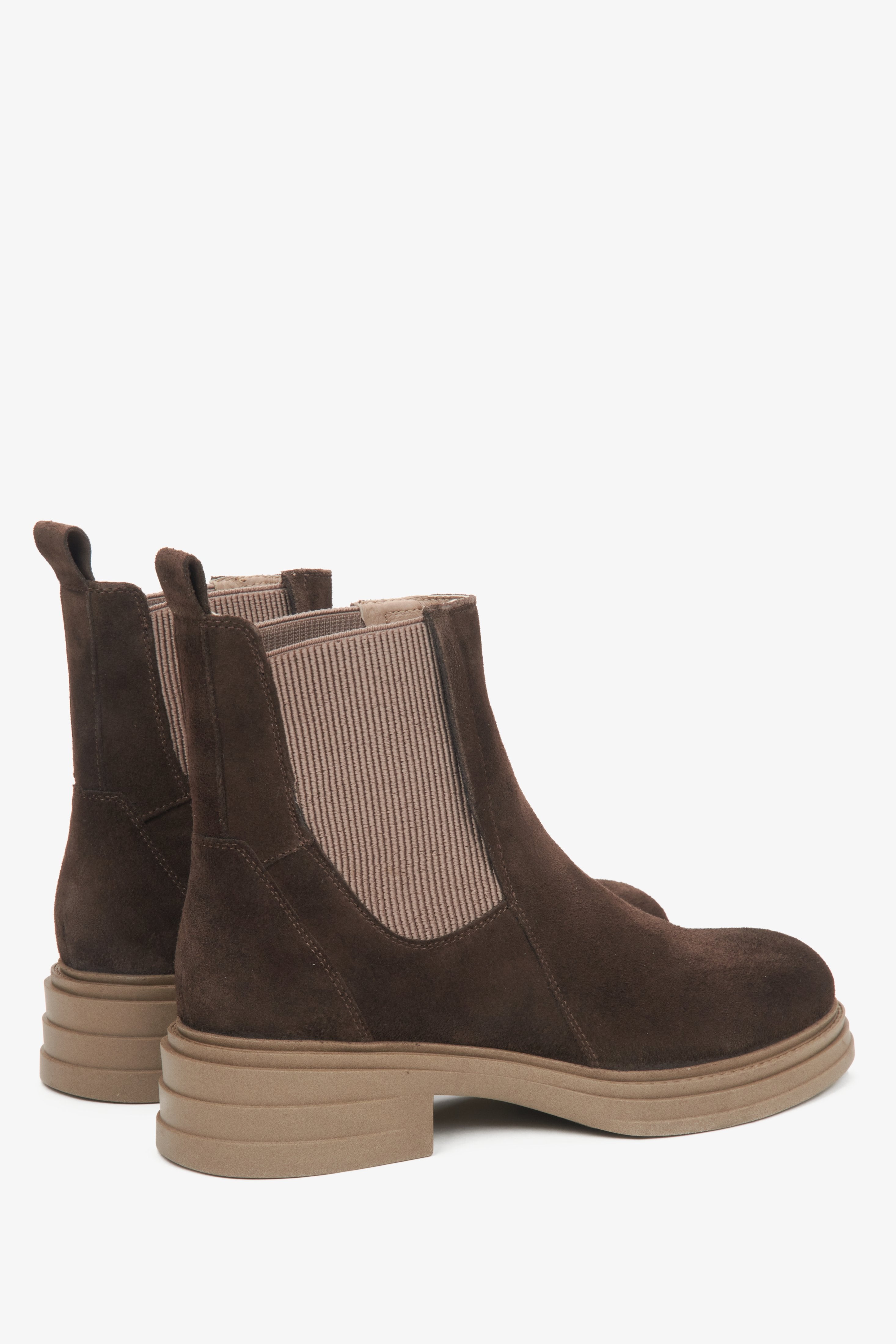 Damen-Chelsea-Boots aus dunkelbraunem Velours von Estro – Nahaufnahme des Absatzes und der Seitenlinie der Schuhe.