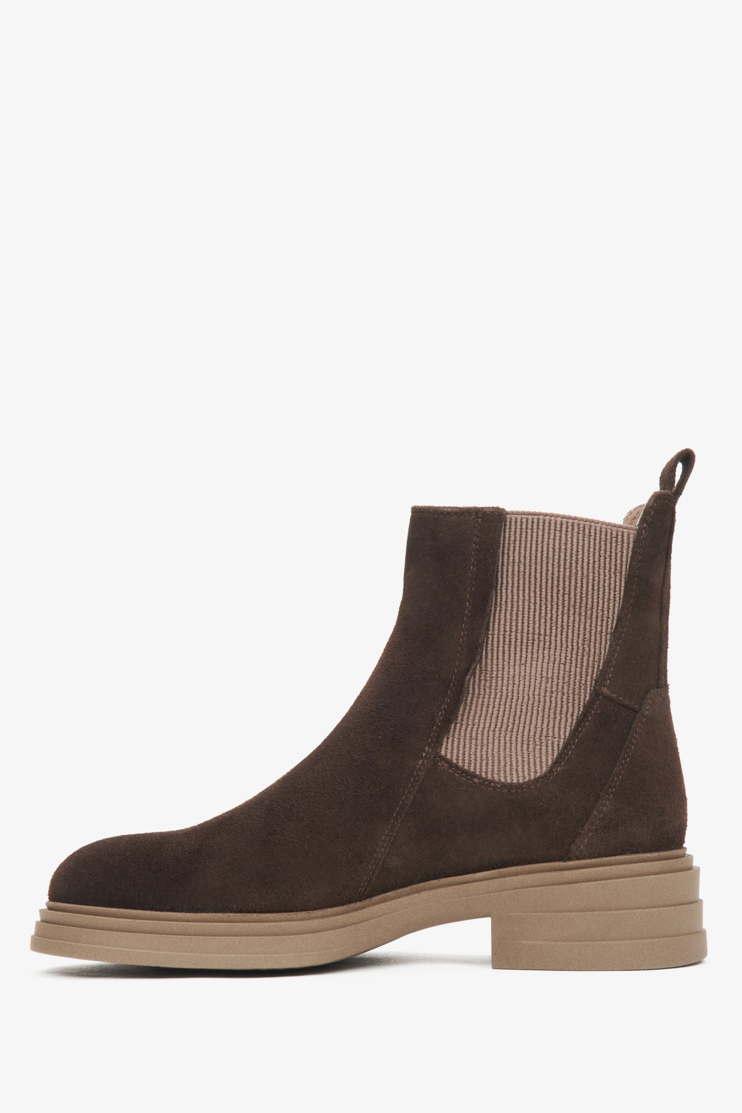 Damen-Chelsea-Boots aus dunkelbraunem Velours – Seitenprofil des Schuhs.