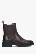 Seitenansicht der klassischen dunkelbraunen Chelsea-Boots aus glattem Echtleder mit flacher Sohle