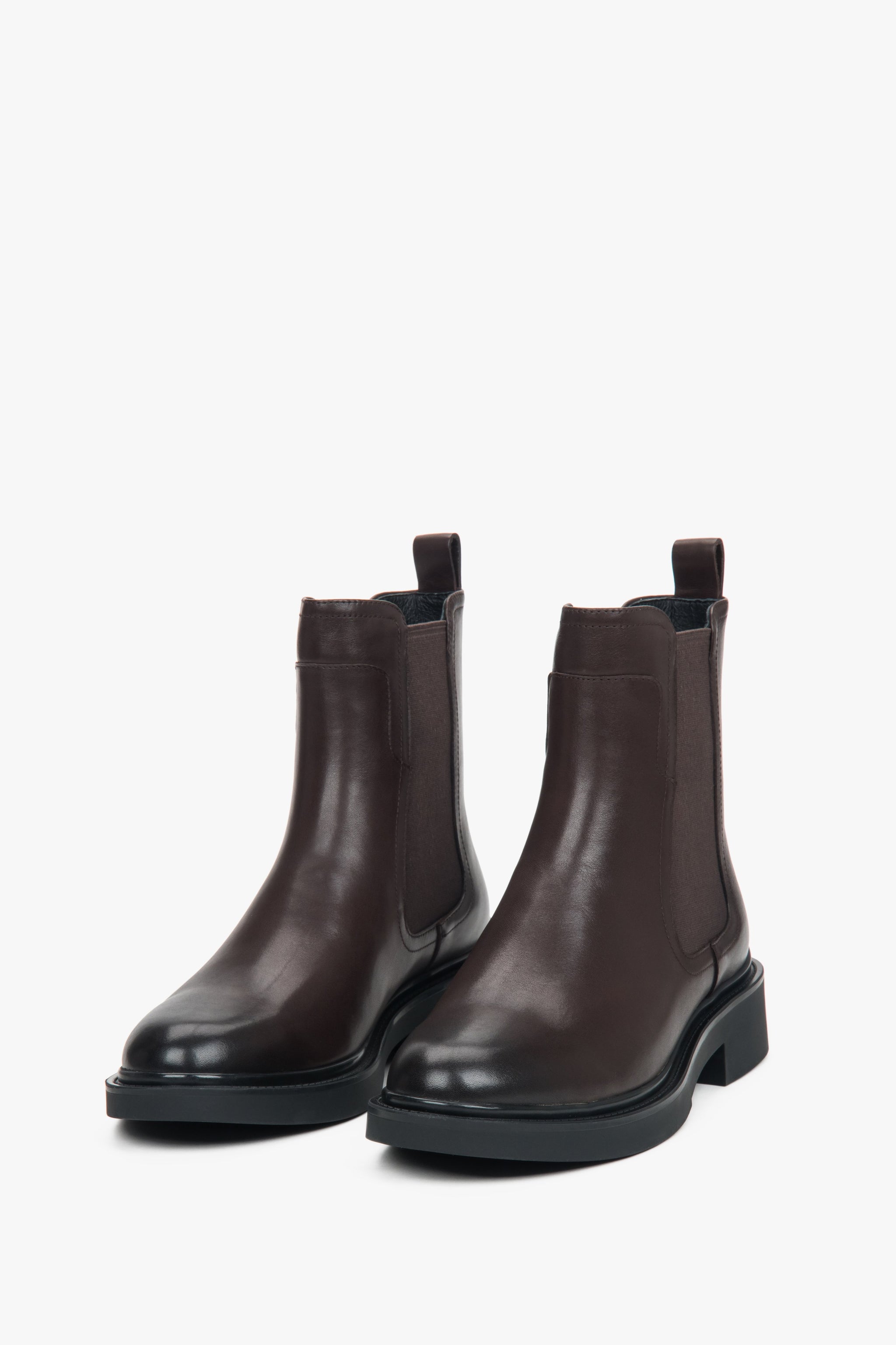 Frontale Ansicht der dunkelbraunen Damen-Jodhpur-Stiefel für einen klaren Blick auf die Silhouette