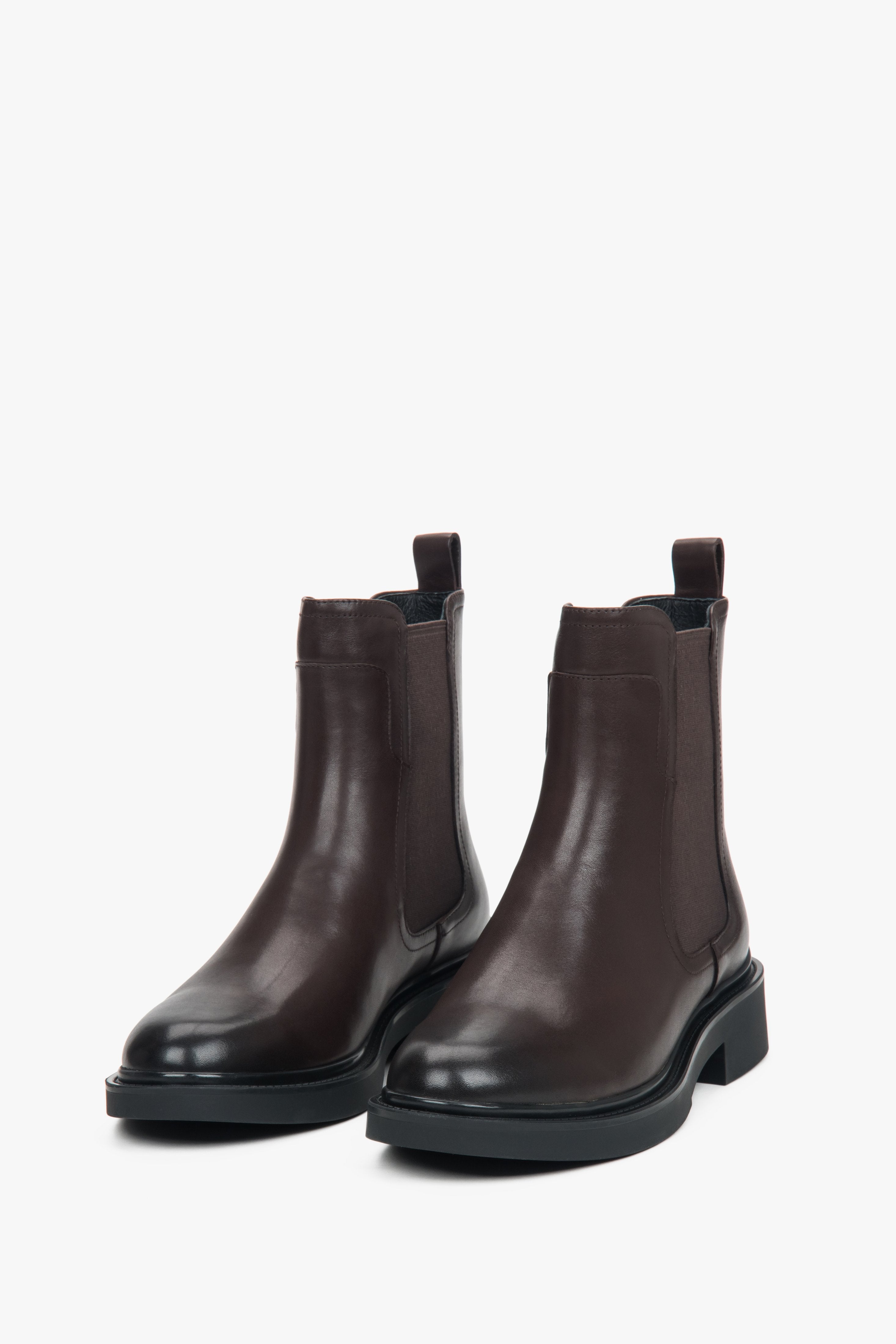 Frontale Ansicht der dunkelbraunen Damen-Jodhpur-Stiefel für einen klaren Blick auf die Silhouette