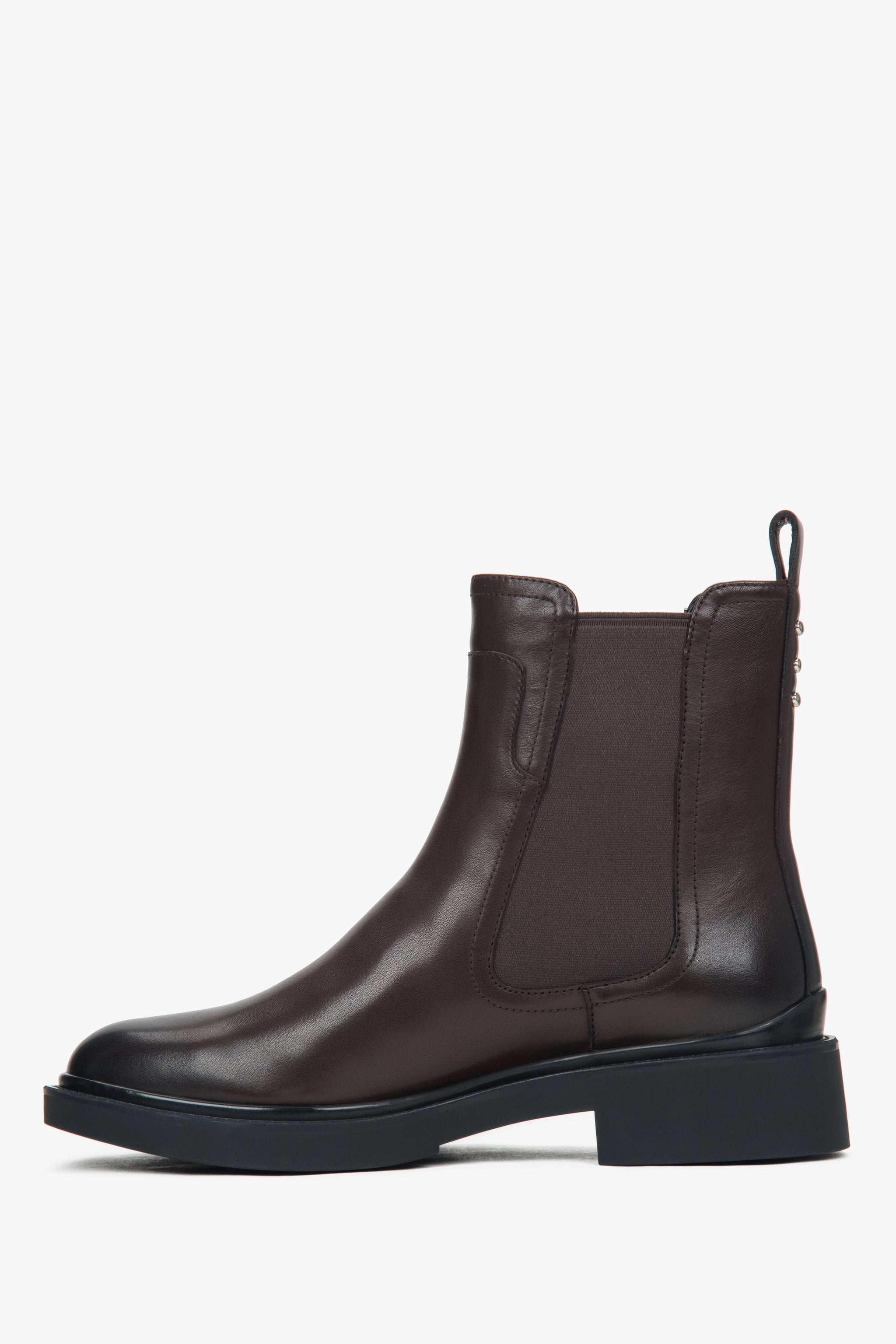 Profilansicht eines einzelnen dunkelbraunen Chelsea-Boots mit der praktischen Zuglasche am Schaft