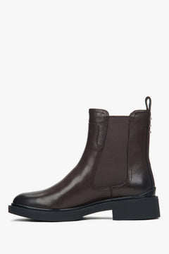 Profilansicht eines einzelnen dunkelbraunen Chelsea-Boots mit der praktischen Zuglasche am Schaft