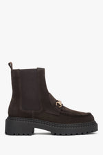 Seitenansicht der dunkelbraunen Damen-Chelsea-Boots aus Velours mit goldener Schnalle am Knöchel