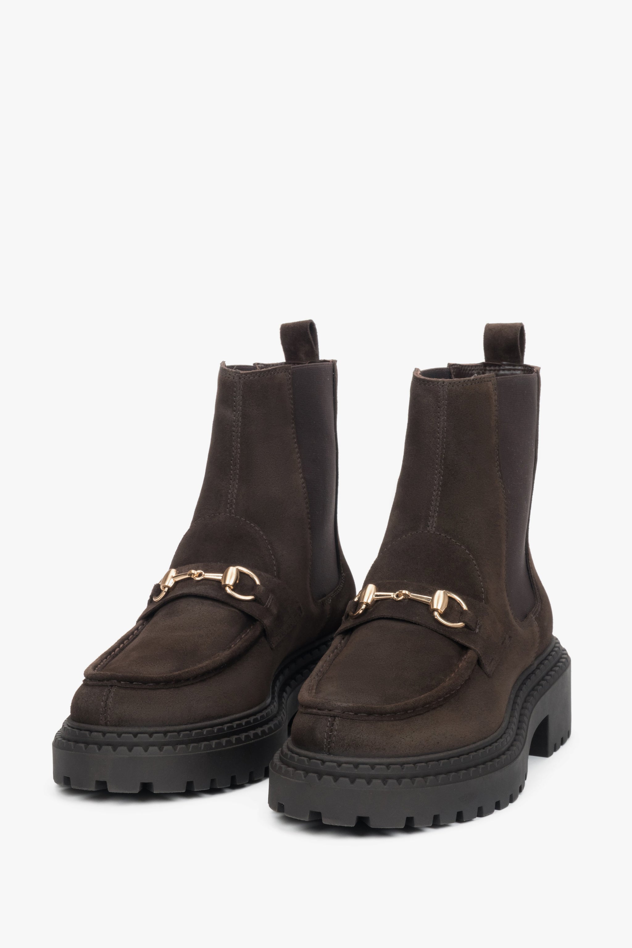 Frontansicht der dunkelbraunen Damen-Chelsea-Boots aus Velours mit goldener Schnalle am Knöchel