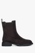 Flache Profilansicht der Außenseite des dunkelbraunen Velours-Chelsea-Boots mit flachem Absatz