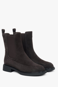 Schrägansicht des Chelsea-Boot-Paares zur Veranschaulichung der elastischen Einsätze und Silhouette