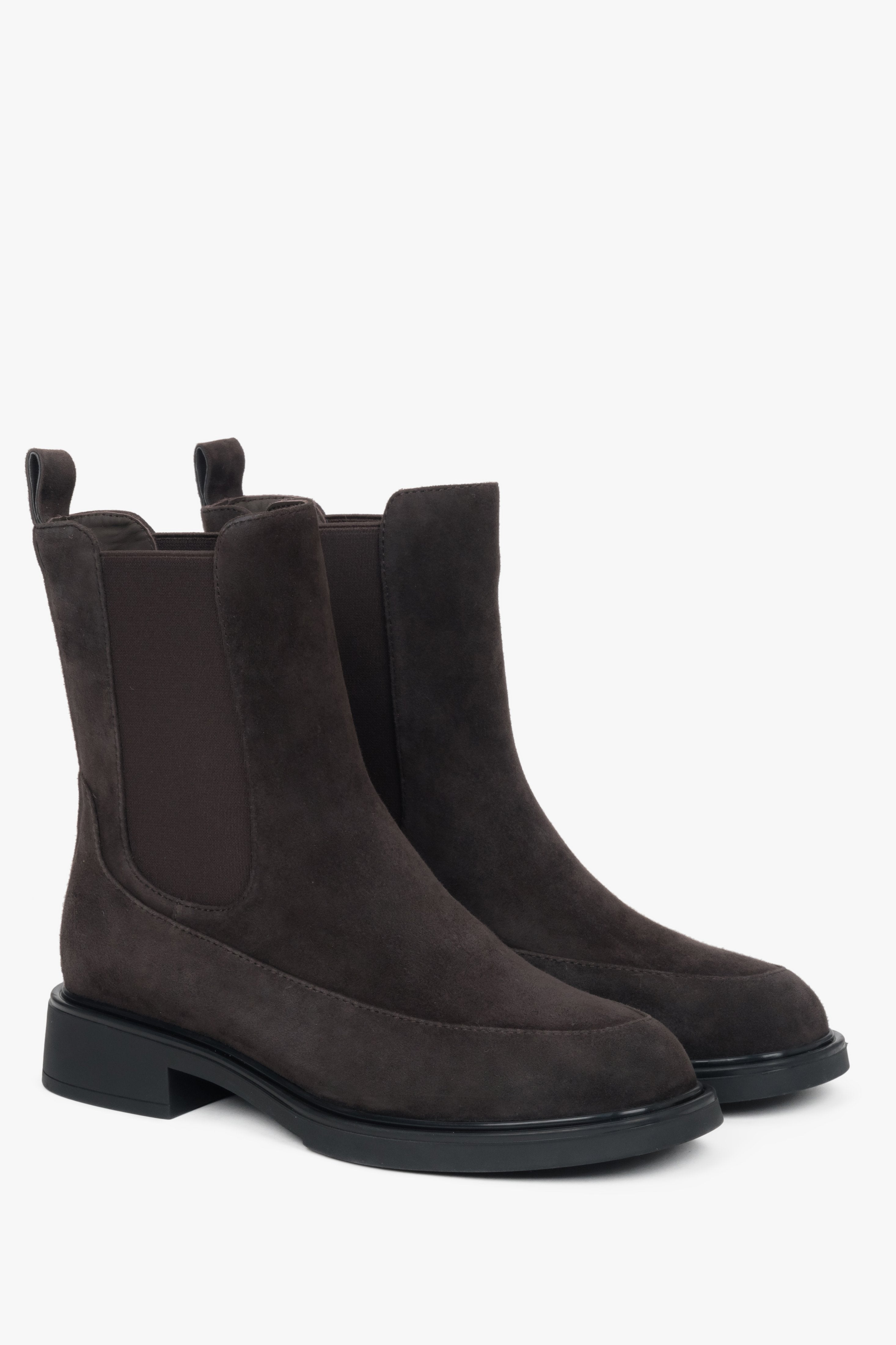 Schrägansicht des Chelsea-Boot-Paares zur Veranschaulichung der elastischen Einsätze und Silhouette