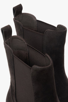 Nahaufnahme der oberen Schaftkante der dunkelbraunen Velours-Chelsea-Boots mit Blick auf die elastischen Einsätze und die praktische Anziehlasche