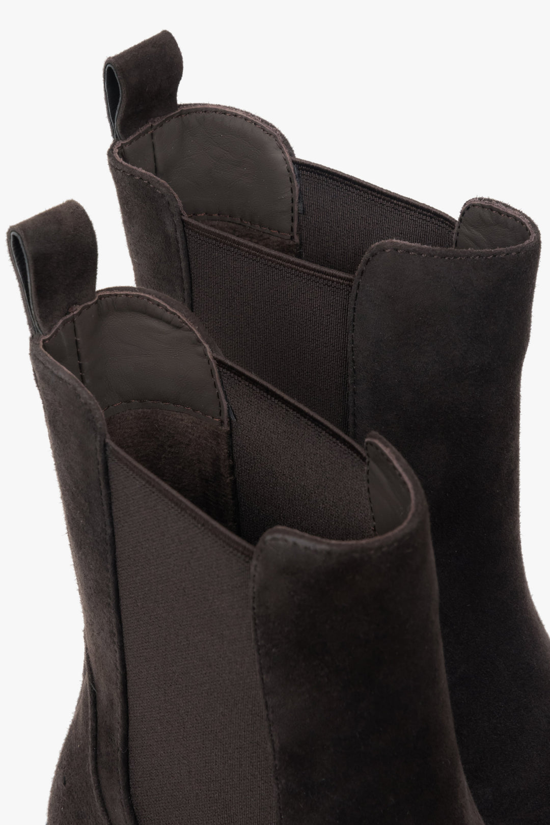 Nahaufnahme der oberen Schaftkante der dunkelbraunen Velours-Chelsea-Boots mit Blick auf die elastischen Einsätze und die praktische Anziehlasche
