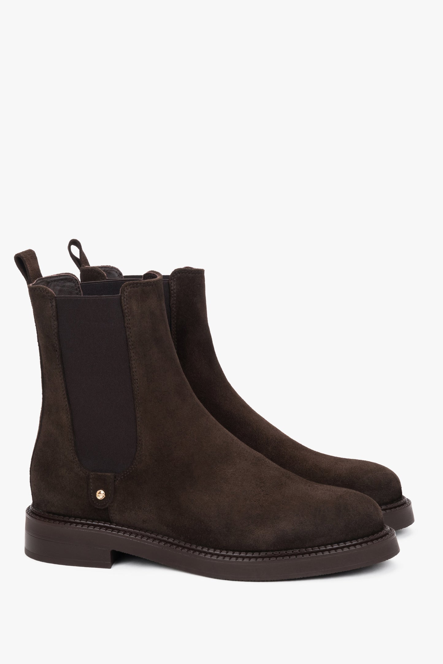 Schrägansicht des dunkelbraunen Chelsea-Boot-Paares mit seitlichen elastischen Einsätzen 
