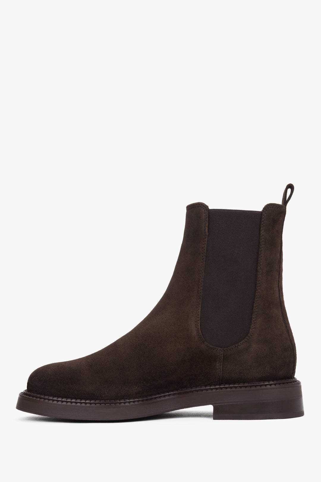 Seitenansicht der Chelsea-Boots, die den flachen Absatz und die rutschfeste TR-Sohle zeigt 