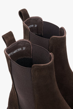 Nahaufnahme der Fersenpartie und der praktischen Zuglasche der dunkelbraunen Chelsea-Boots 