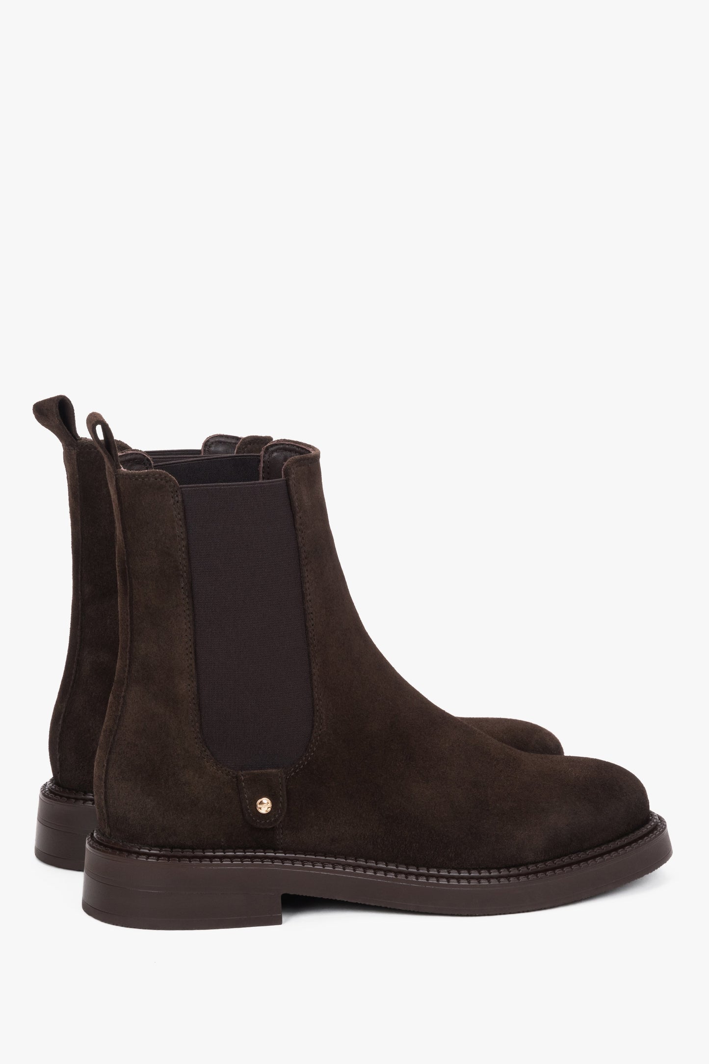 Seitliche Nahaufnahme der dunkelbraunen Velours-Chelsea-Boots mit Fokus auf den elastischen Gummieinsatz