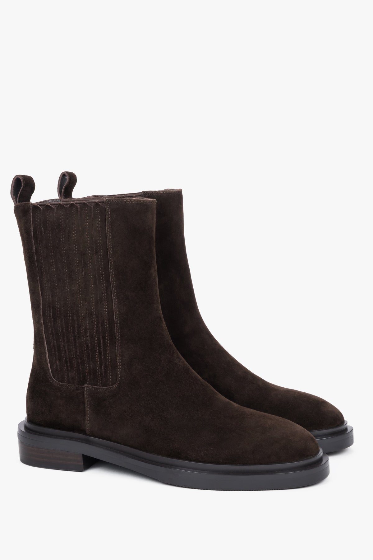 Schräge Frontalansicht des Paares dunkelbrauner Velours-Stiefeletten