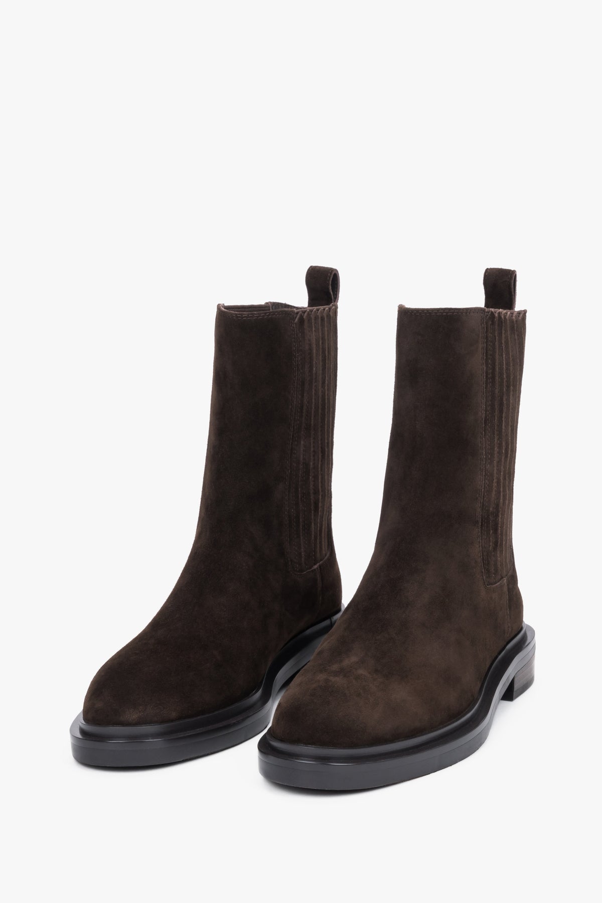 Frontale Perspektive des Paares dunkelbrauner Chelsea-Boots aus Veloursleder