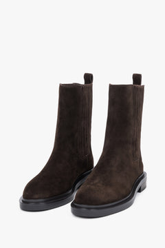 Frontale Perspektive des Paares dunkelbrauner Chelsea-Boots aus Veloursleder