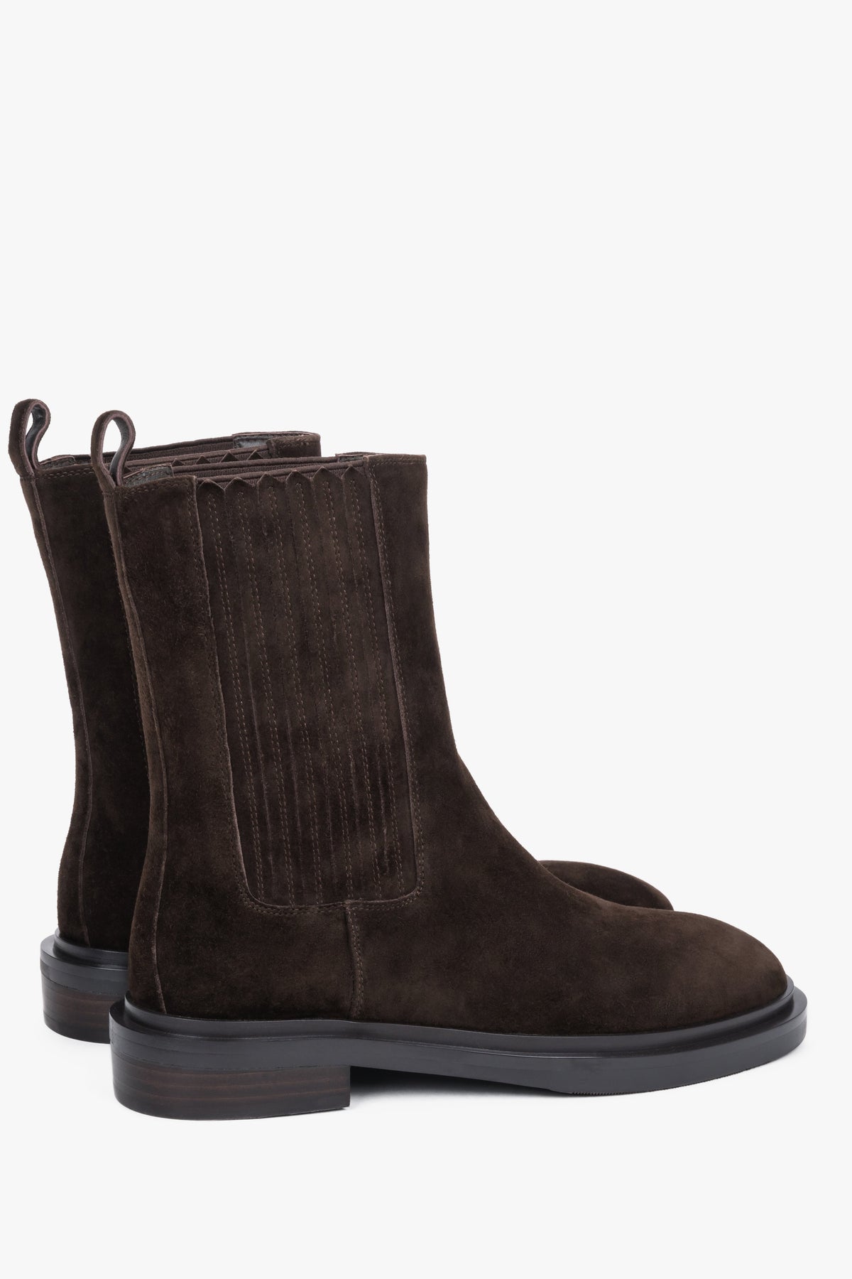 Rückwärtige schräge Ansicht der dunkelbraunen Damen-Boots mit Zugschlaufen am Schaft