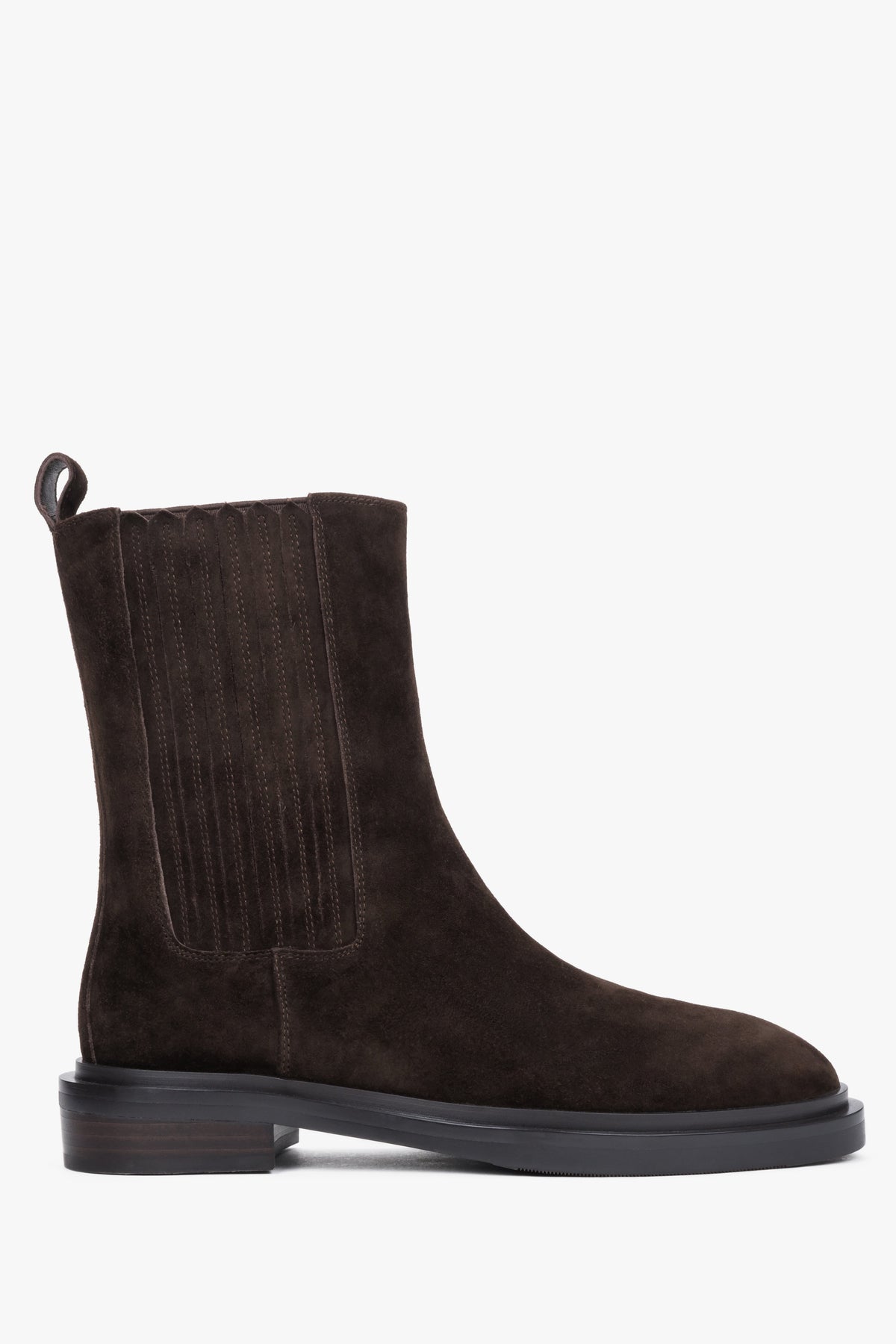 Seitliche Perspektive der dunkelbraunen Velours-Stiefelette mit elastischem Einsatz