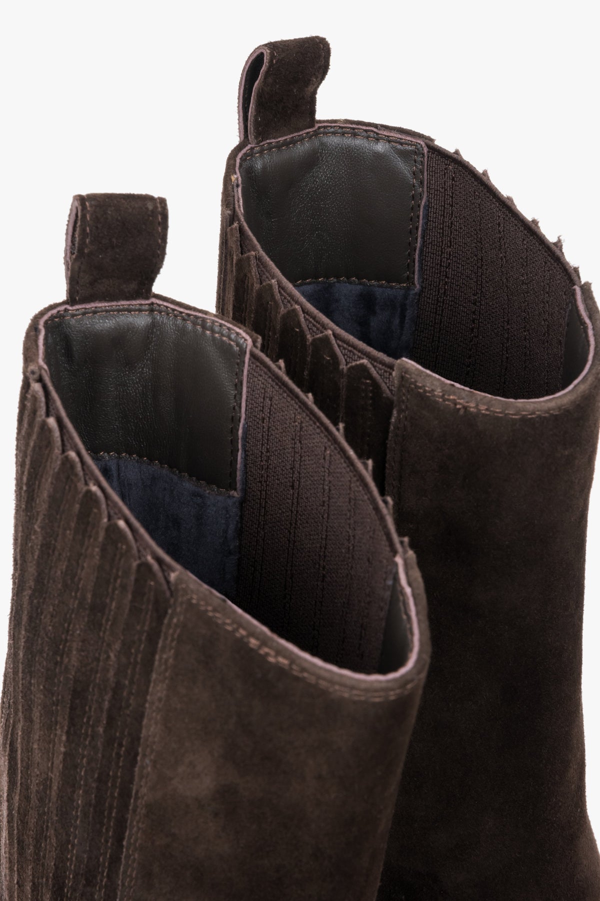 Nahaufnahme des Schaftrands und des weichen Innenfutters der dunkelbraunen Chelsea-Boots