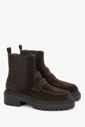 Schräge Frontalansicht der dunkelbraunen Damen-Chelsea-Boots aus Veloursleder mit Chunky-Sohle