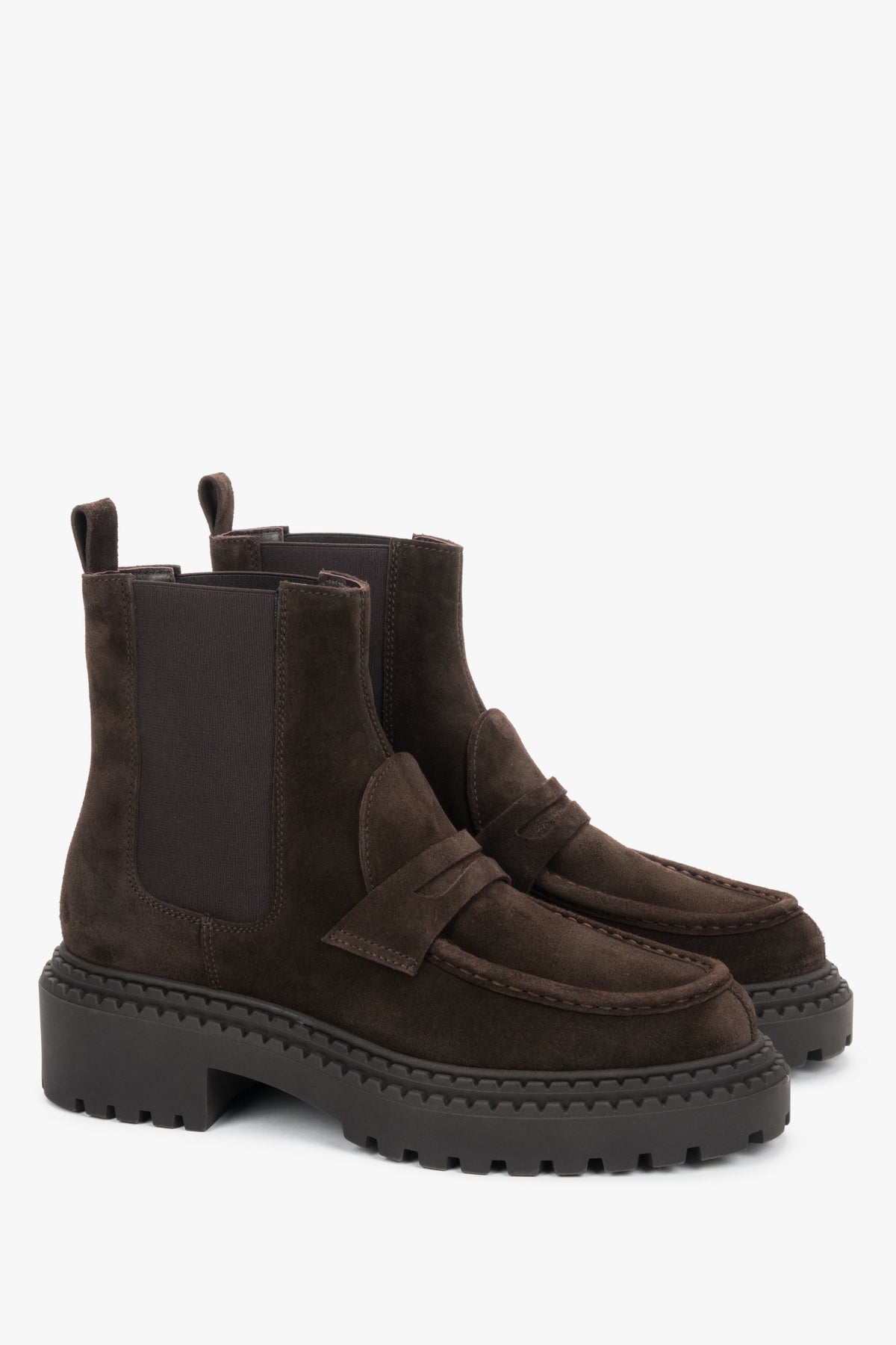 Schräge Frontalansicht der dunkelbraunen Damen-Chelsea-Boots aus Veloursleder mit Chunky-Sohle