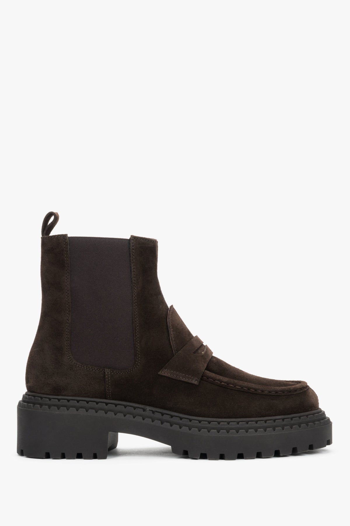 Flaches Seitenprofil der dunkelbraunen Chelsea-Boots mit seitlichen elastischen Stretcheinsätzen