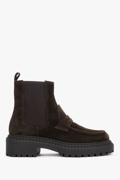 Flaches Seitenprofil der dunkelbraunen Chelsea-Boots mit seitlichen elastischen Stretcheinsätzen