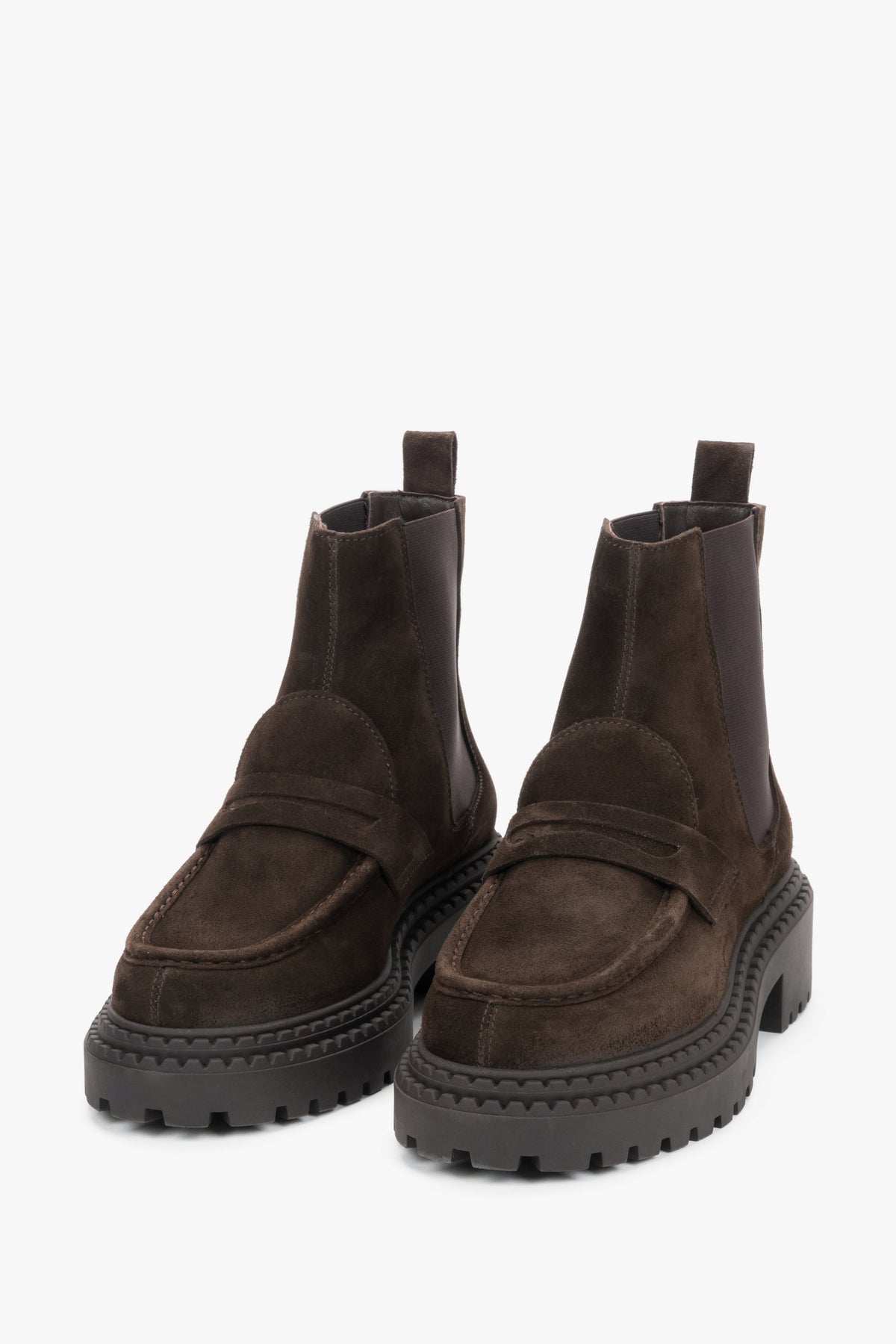 Perspektivische Ansicht des Paares Velours-Stiefeletten mit markanten Loafer-Details auf der Vorderpartie