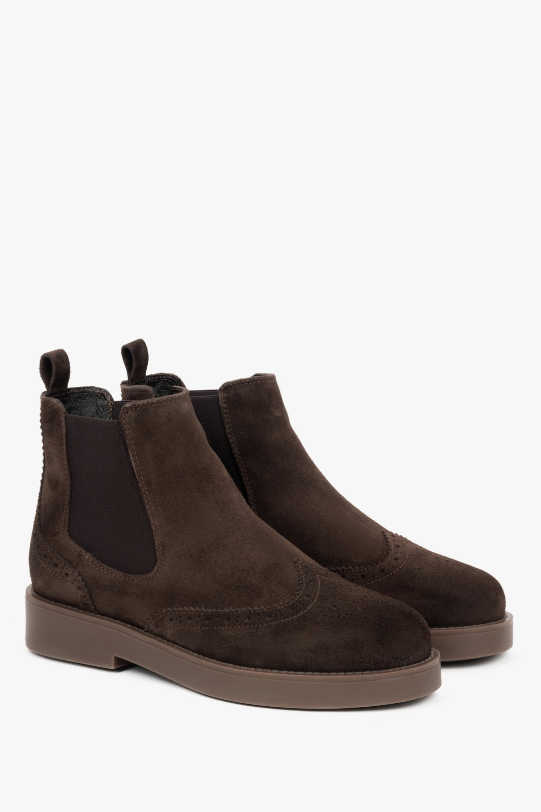 Dunkelbraune gefütterte Damen-Chelsea-Boots aus natürlichem Veloursleder von Estro – Nahaufnahme der Schuhspitze und Seitenlinie.