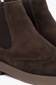 Niedrige Damen-Chelsea-Boots aus natürlichem italienischem Veloursleder in Dunkelbraun – ein Vorschlag von Estro, Detailansicht.