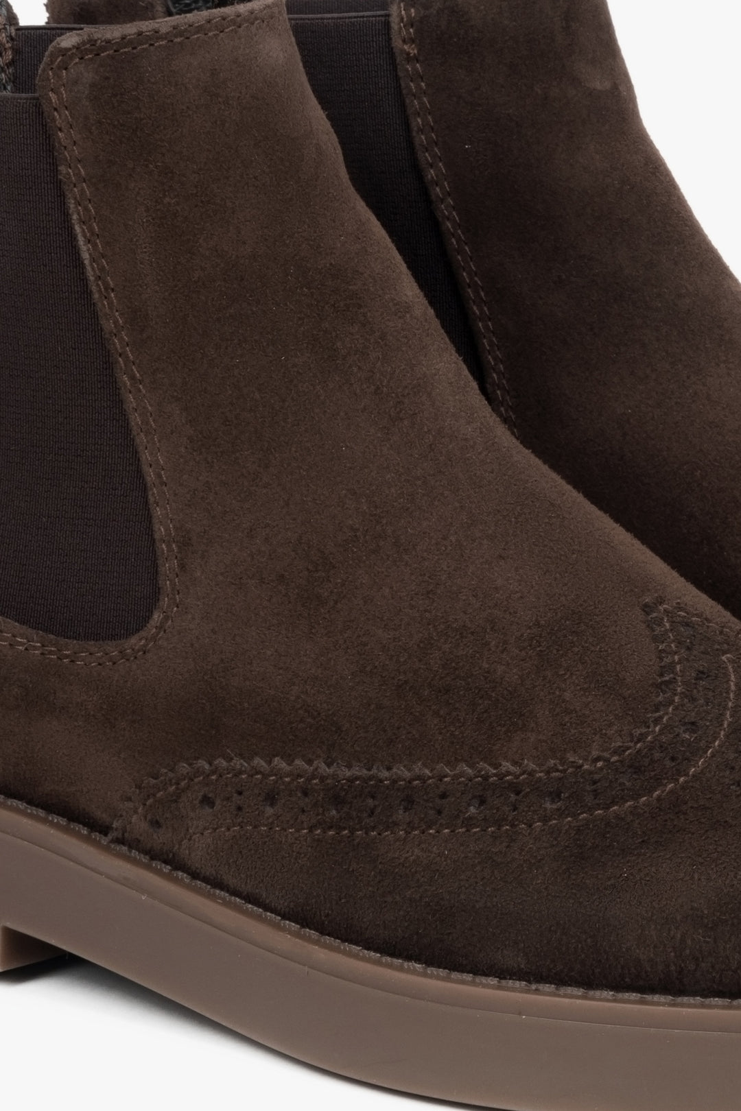Niedrige Damen-Chelsea-Boots aus natürlichem italienischem Veloursleder in Dunkelbraun – ein Vorschlag von Estro, Detailansicht.