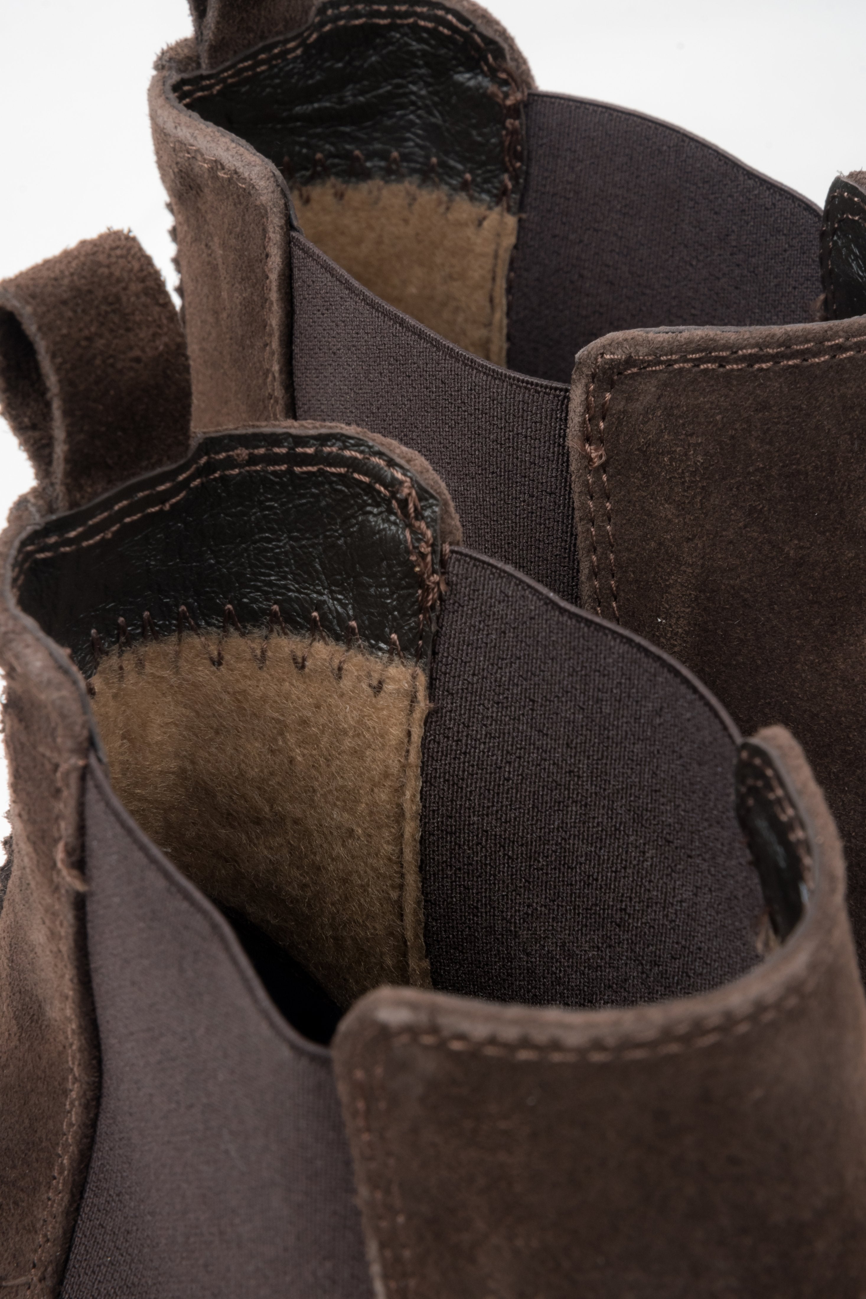 Dunkelbraune Damen-Chelsea-Boots aus natürlichem Veloursleder mit niedrigem Schaft von Estro – Detailansicht.