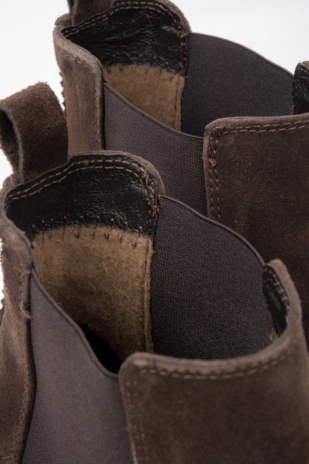 Dunkelbraune Damen-Chelsea-Boots aus natürlichem Veloursleder mit niedrigem Schaft von Estro – Detailansicht.