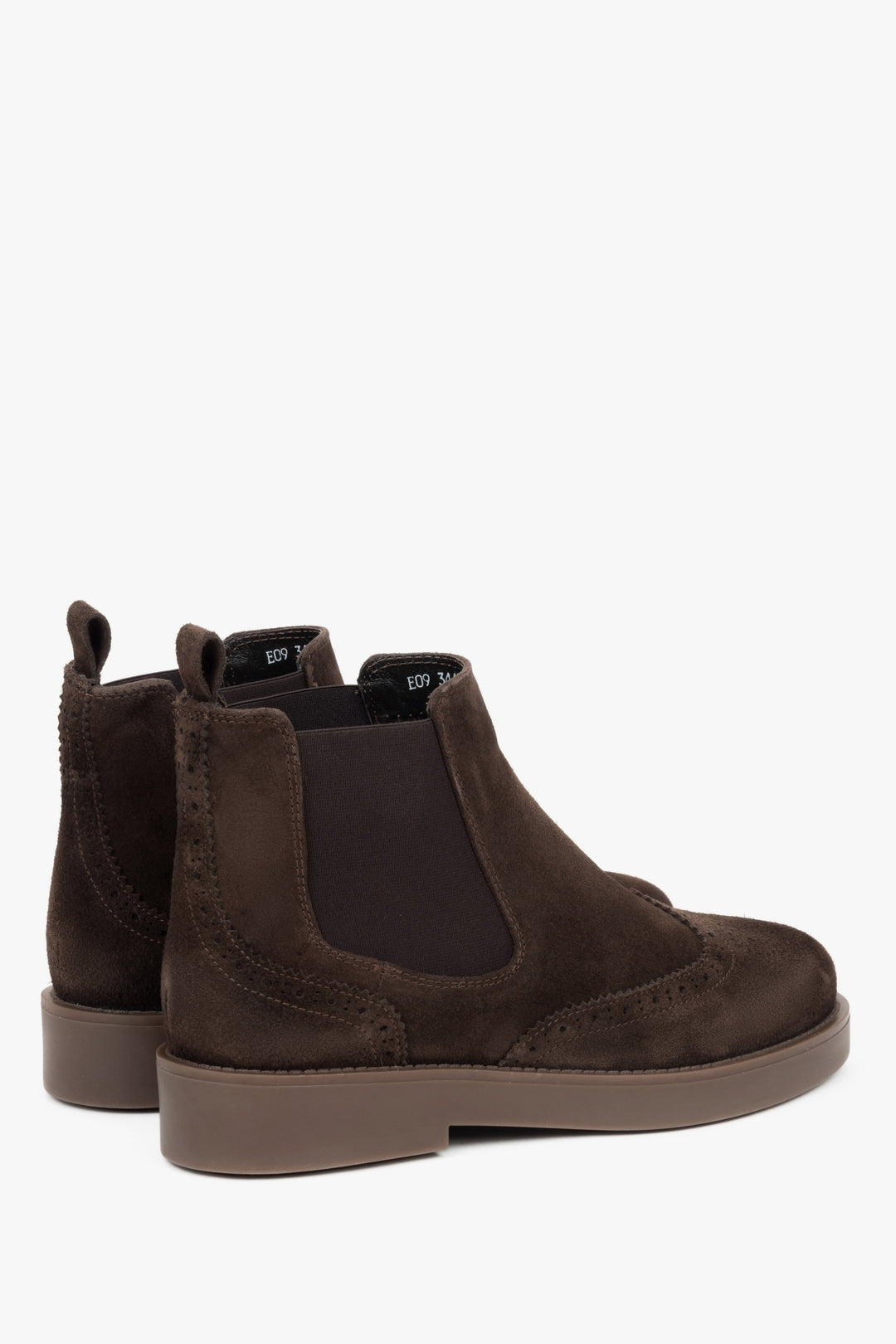 Stilvolle dunkelbraune niedrige Damen-Chelsea-Boots aus natürlichem italienischem Veloursleder von Estro – Nahaufnahme der Seitenlinie und Ferse.