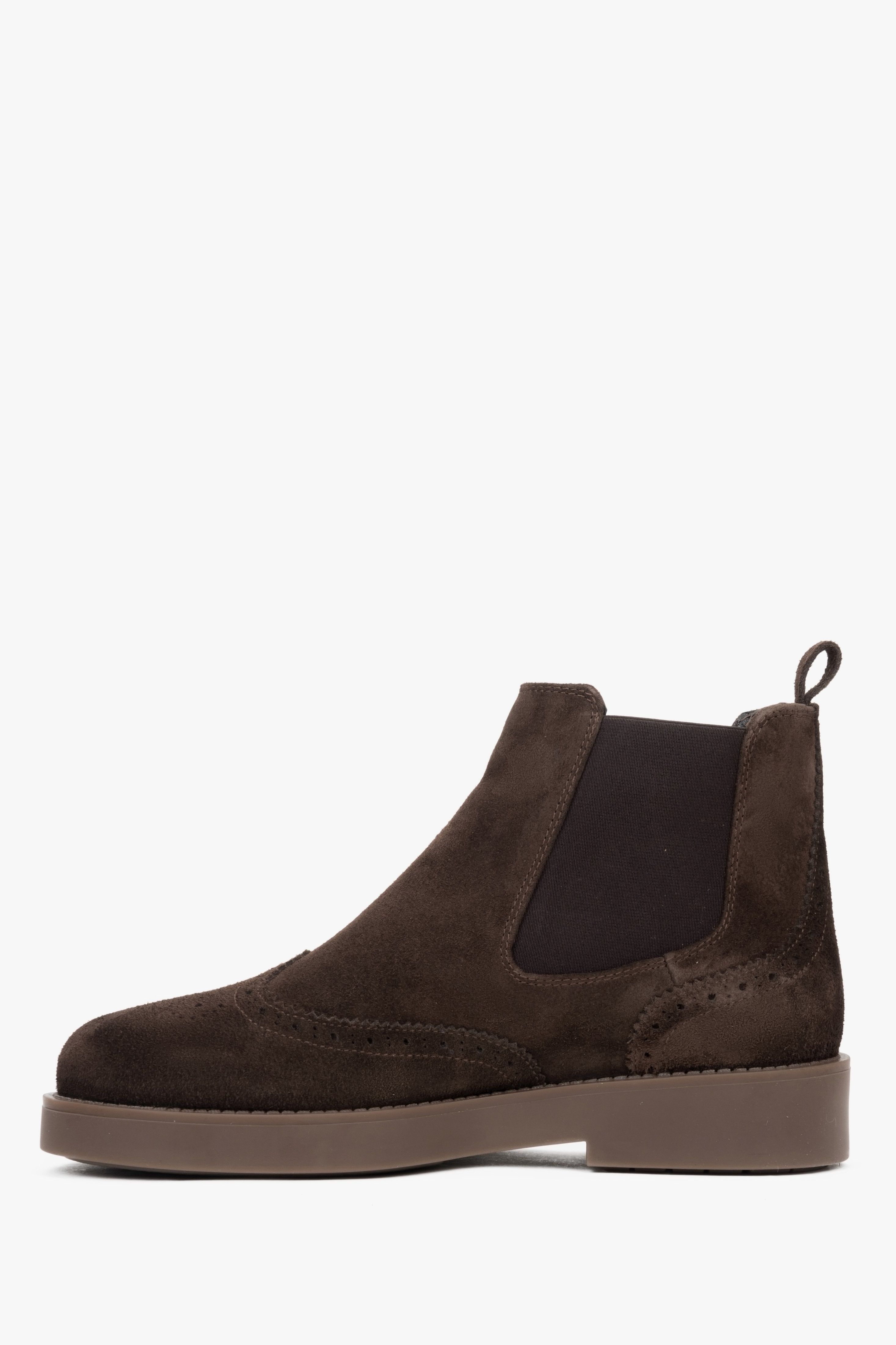 Niedrige Damen-Chelsea-Boots aus natürlichem Veloursleder in Dunkelbraun mit Warmfutter von Estro – Seitenansicht des Schuhs.