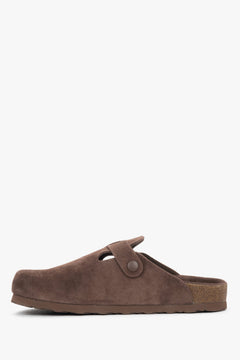 Seitenansicht des dunkelbraunen Clog-Schuhs mit flacher Gummisohle.