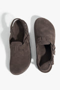 Draufsicht auf das Paar dunkelbrauner Damen-Clog-Sandalen aus Velours.