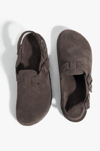 Draufsicht auf das Paar dunkelbrauner Damen-Clog-Sandalen aus Velours.
