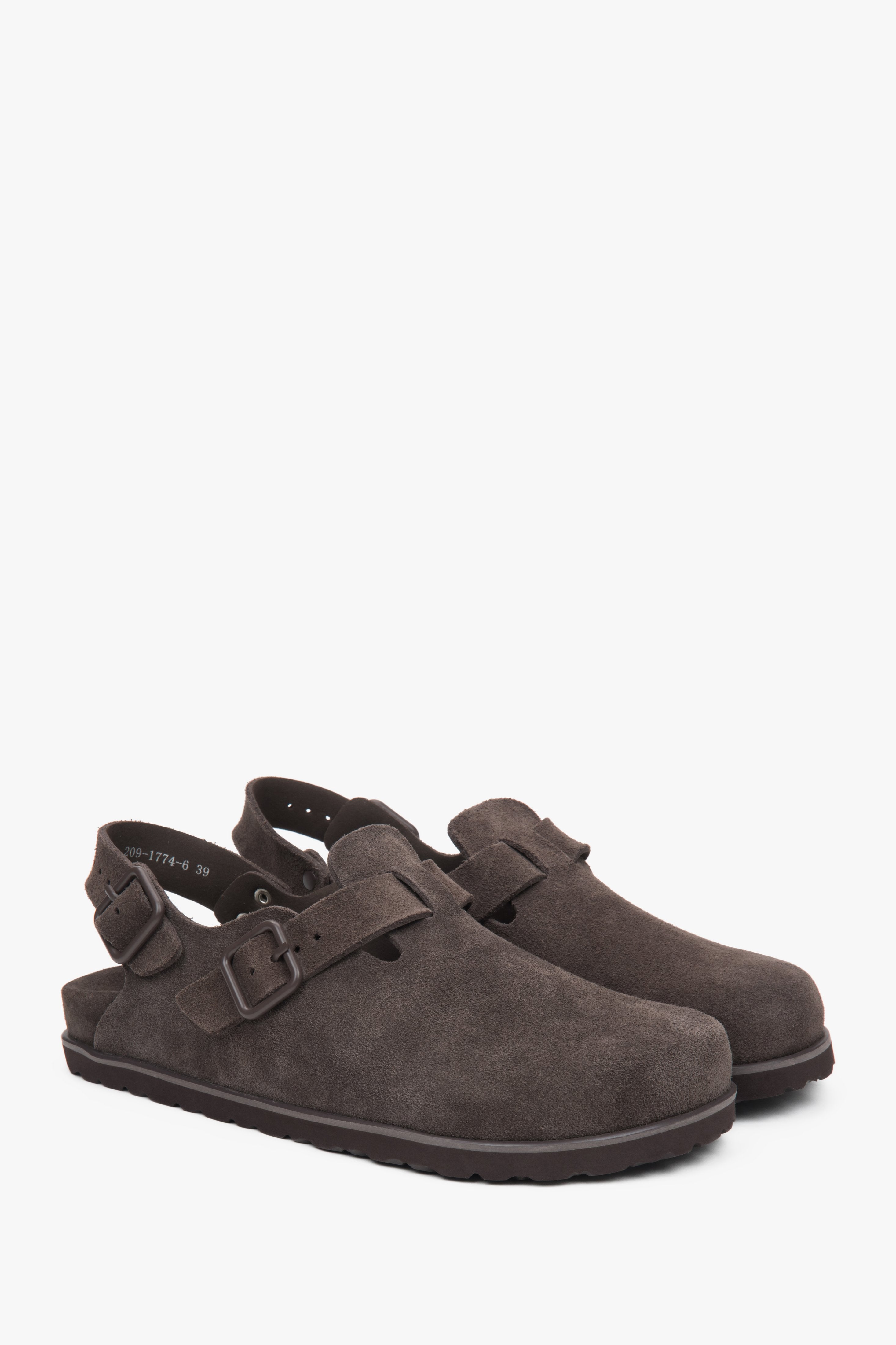 Schräge Ansicht der dunkelbraunen Velours-Sandalen mit geschlossener Zehenpartie.
